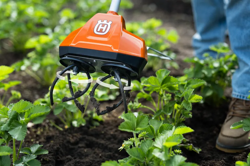 Przeciwbieżne, niezależnie obracające się zęby zapewniają ciągłą pracę Husqvarna TH125i